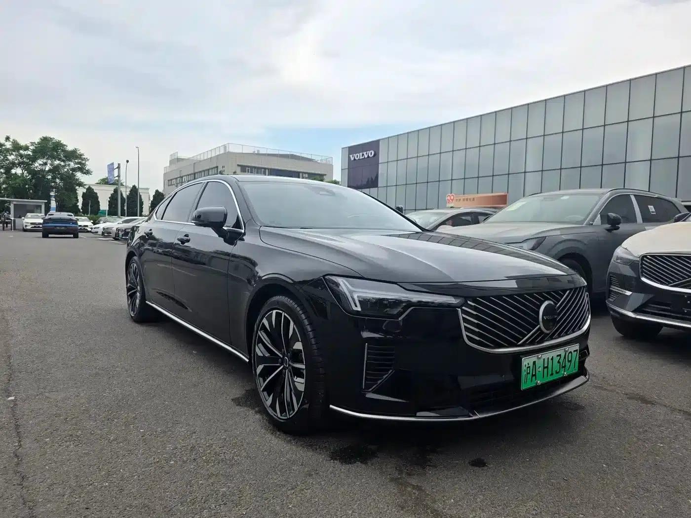 2026 Volvo S90 Plug-in Hybrid, All-Wheel Drive, Long Range, Inscription Luxury Edition — миниатюра 3