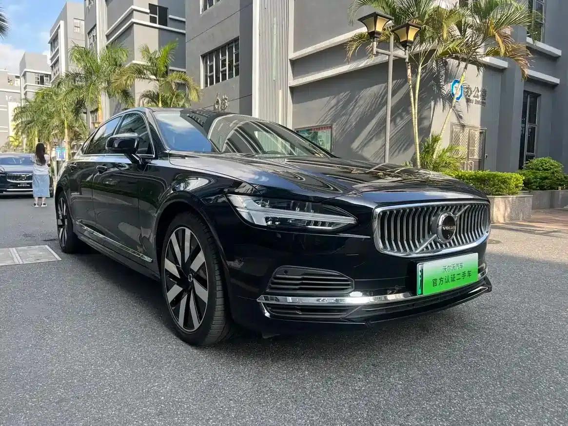 2025 Volvo S90 Plug-in Hybrid, All-Wheel Drive, Long Range, Inscription Luxury Edition — миниатюра 3