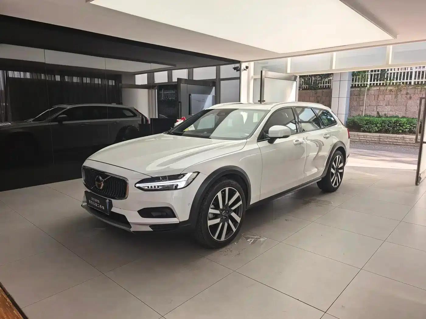 2024 Volvo V90 Cross Country B5 AWD Ultimate Edition — миниатюра 1