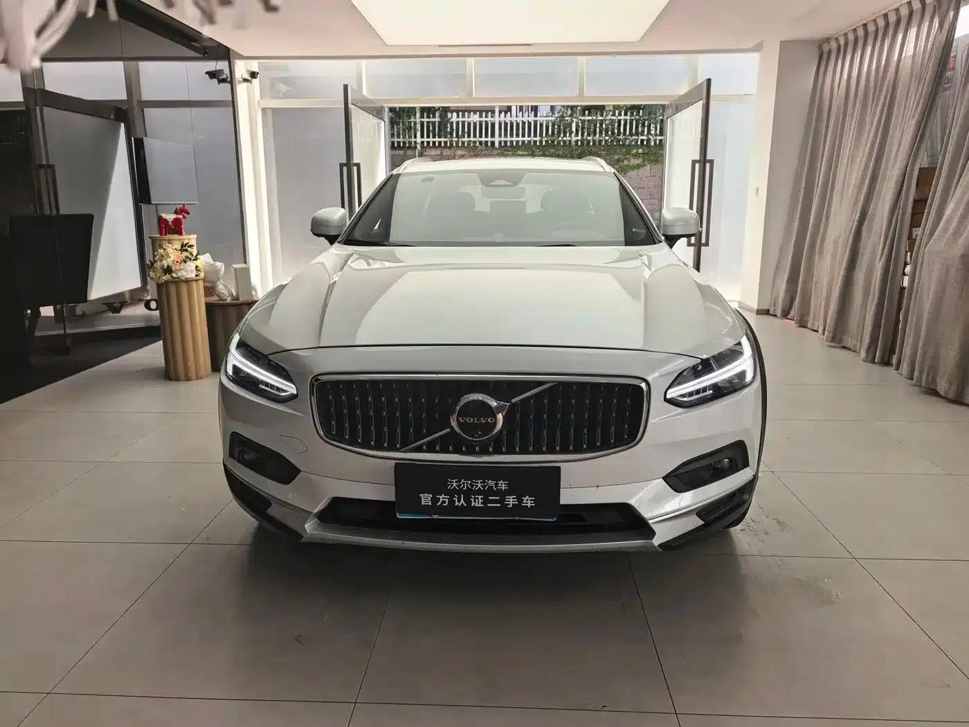 2024 Volvo V90 Cross Country B5 AWD Ultimate Edition — миниатюра 2