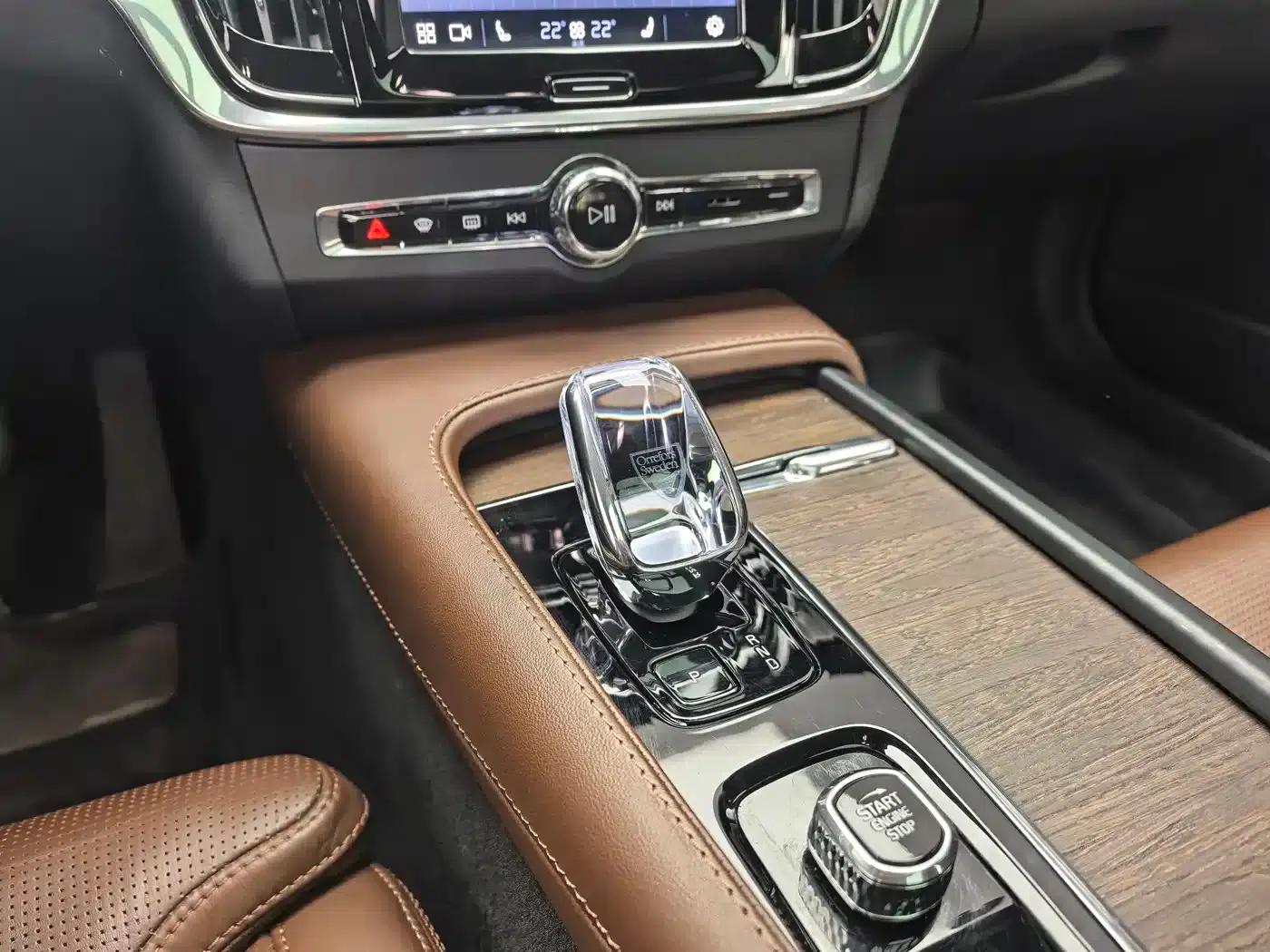 2024 Volvo V90 Cross Country B5 AWD Ultimate Edition — миниатюра 17