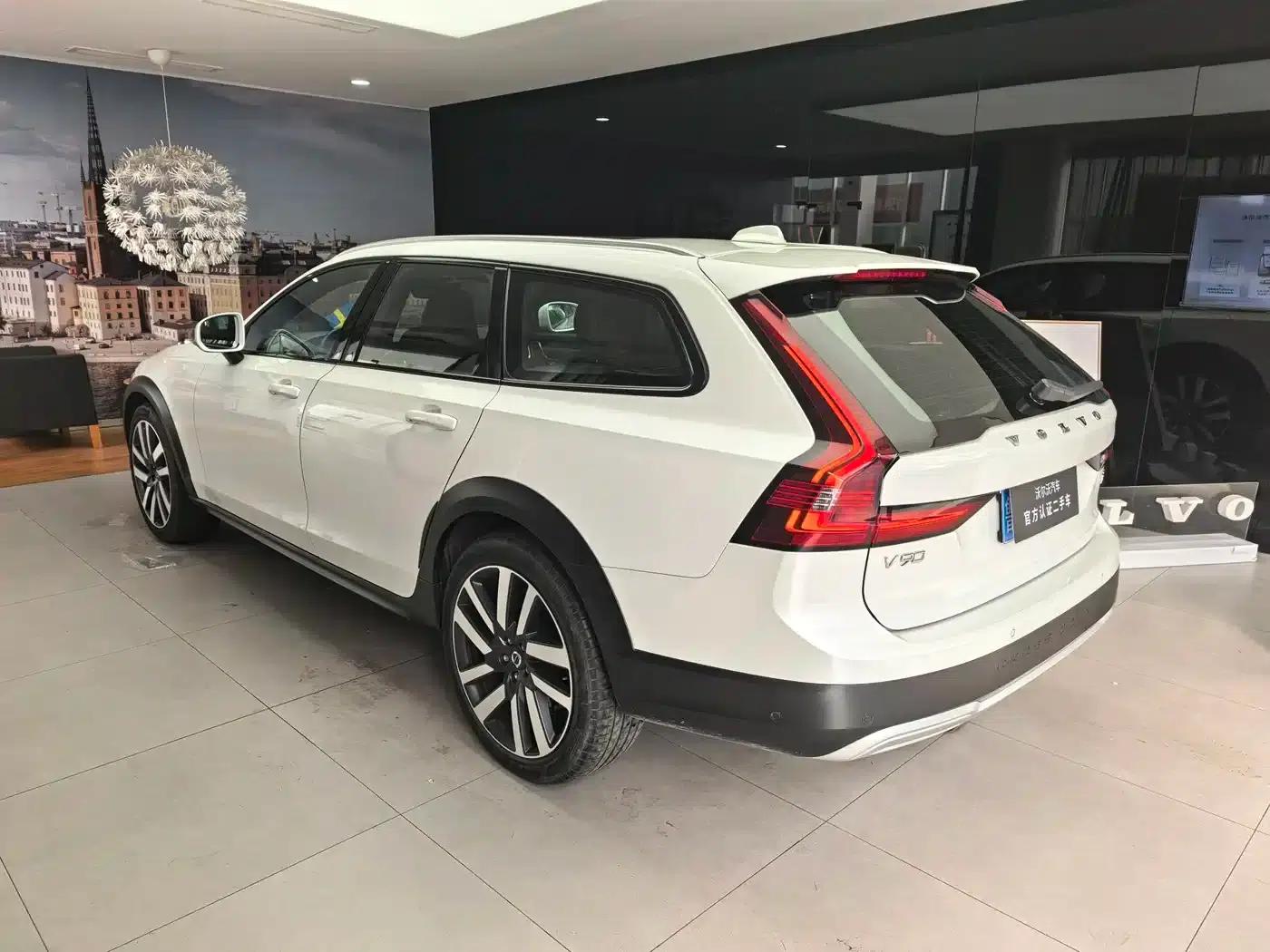 2024 Volvo V90 Cross Country B5 AWD Ultimate Edition — миниатюра 20