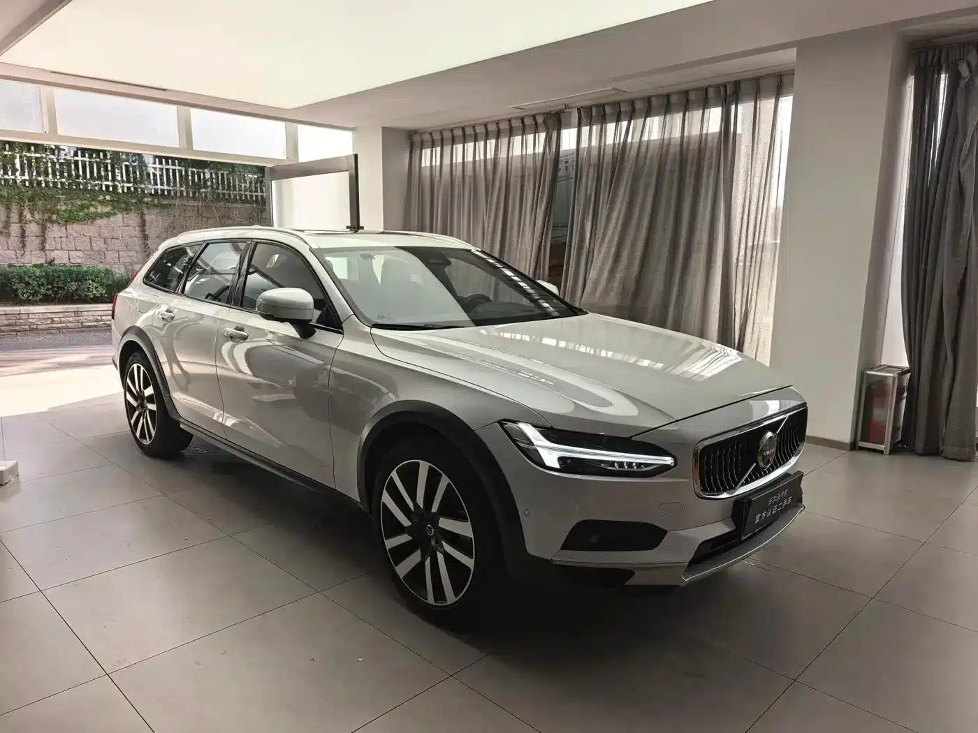 2024 Volvo V90 Cross Country B5 AWD Ultimate Edition — миниатюра 3