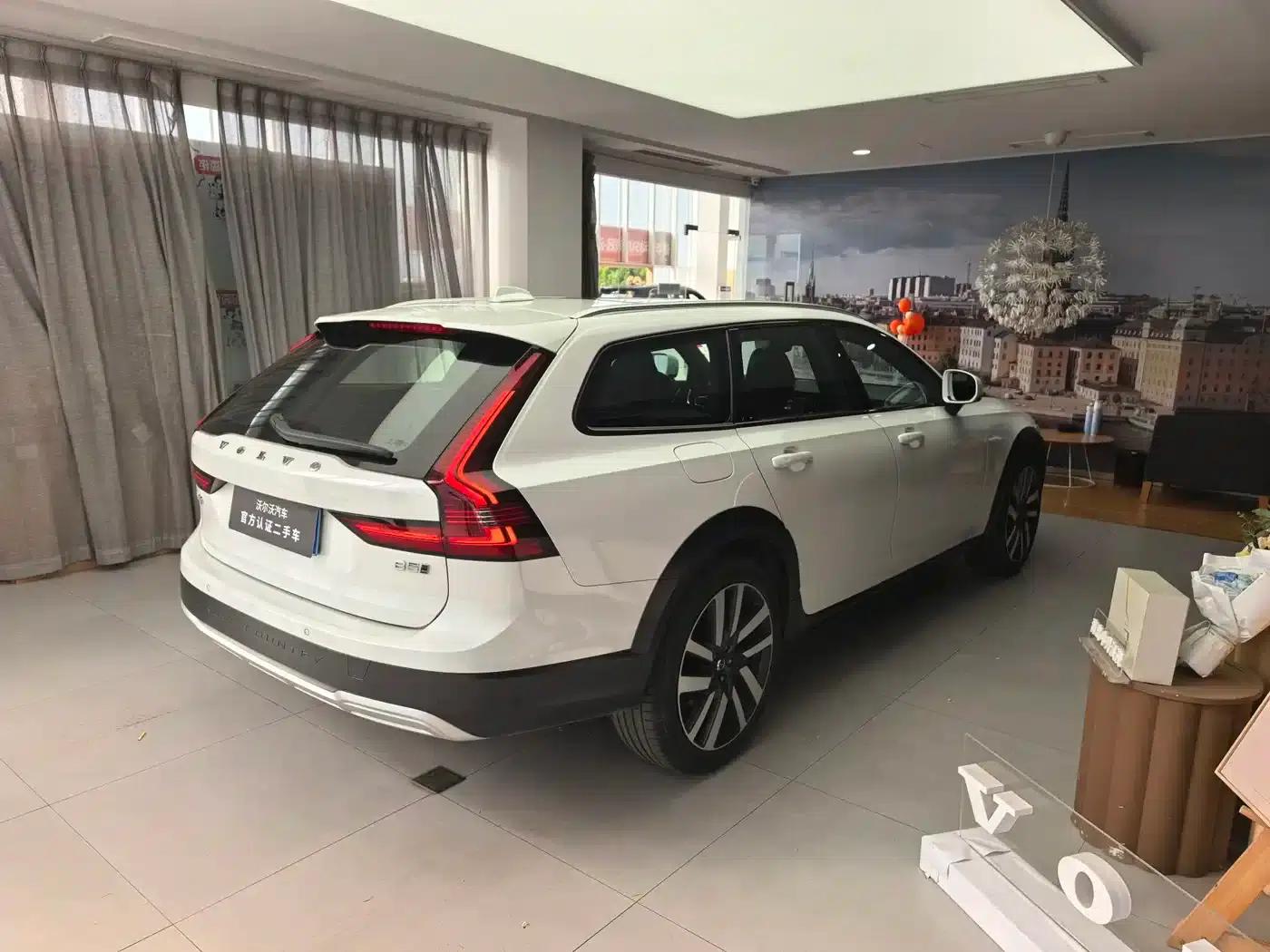 2024 Volvo V90 Cross Country B5 AWD Ultimate Edition — миниатюра 22