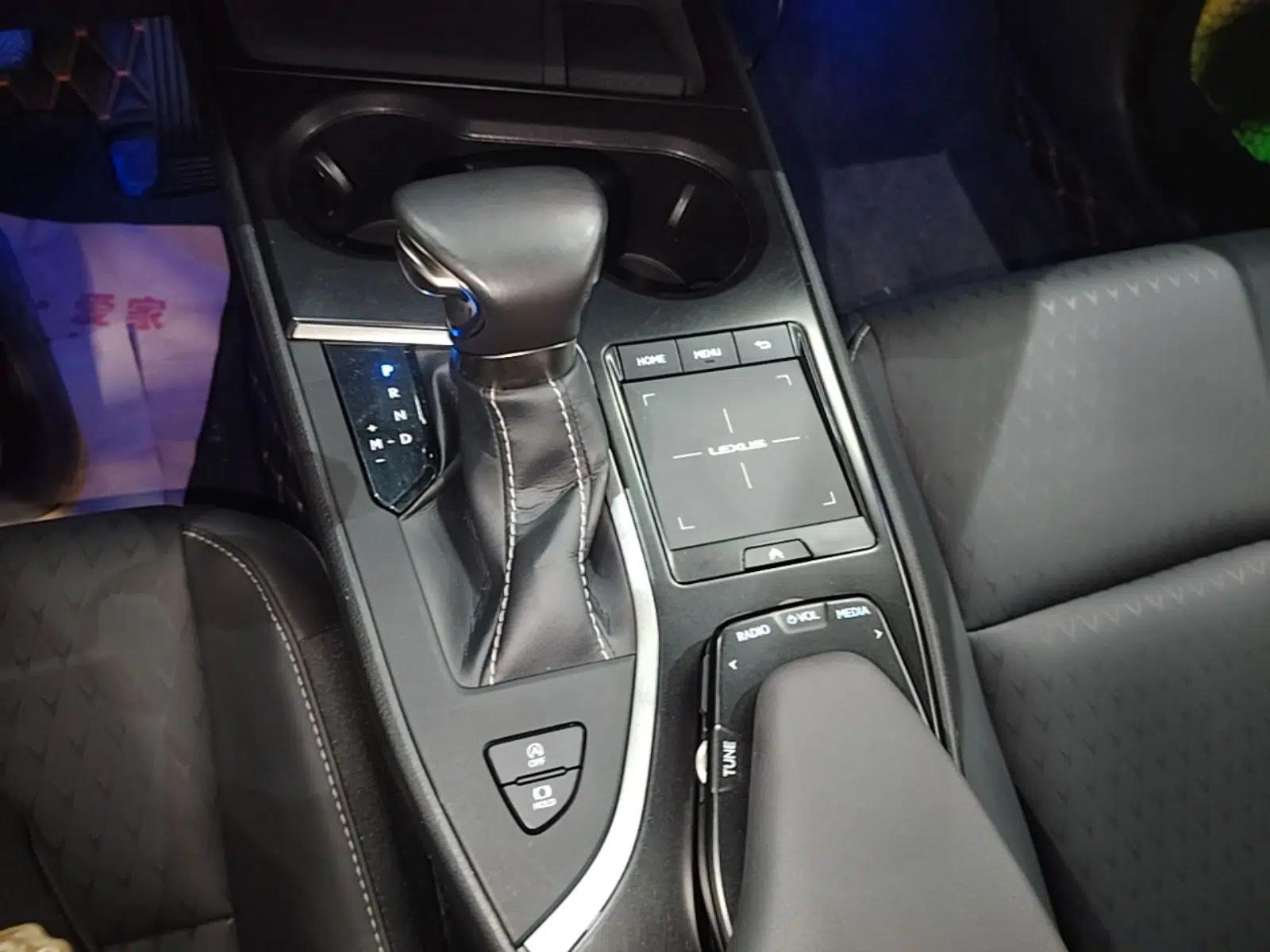 Lexus UX 2020 200 Special Edition — миниатюра 17