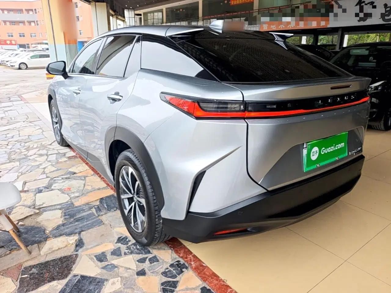 Lexus RZ 2023 450e All-Wheel-Drive Long-Range Version — миниатюра 4