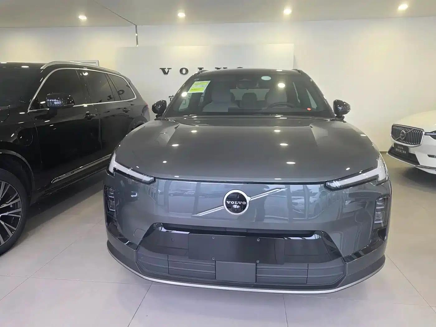2026 Volvo XC70 Plug-in Hybrid, All-Wheel Drive, Long Range Core — миниатюра 2