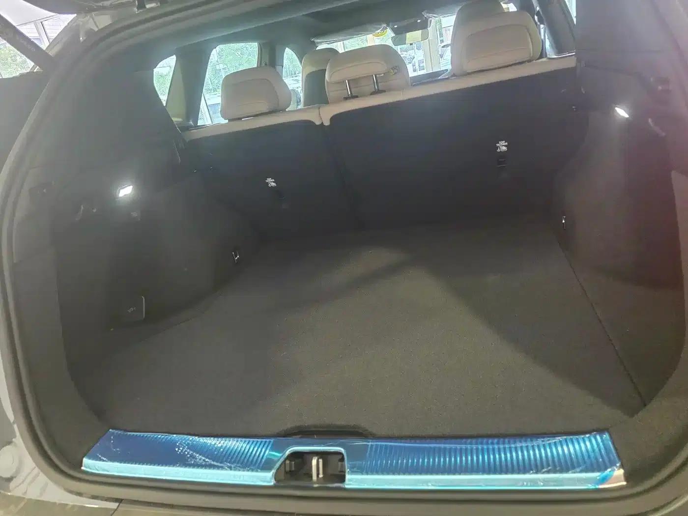 2026 Volvo XC70 Plug-in Hybrid, All-Wheel Drive, Long Range Core — миниатюра 11