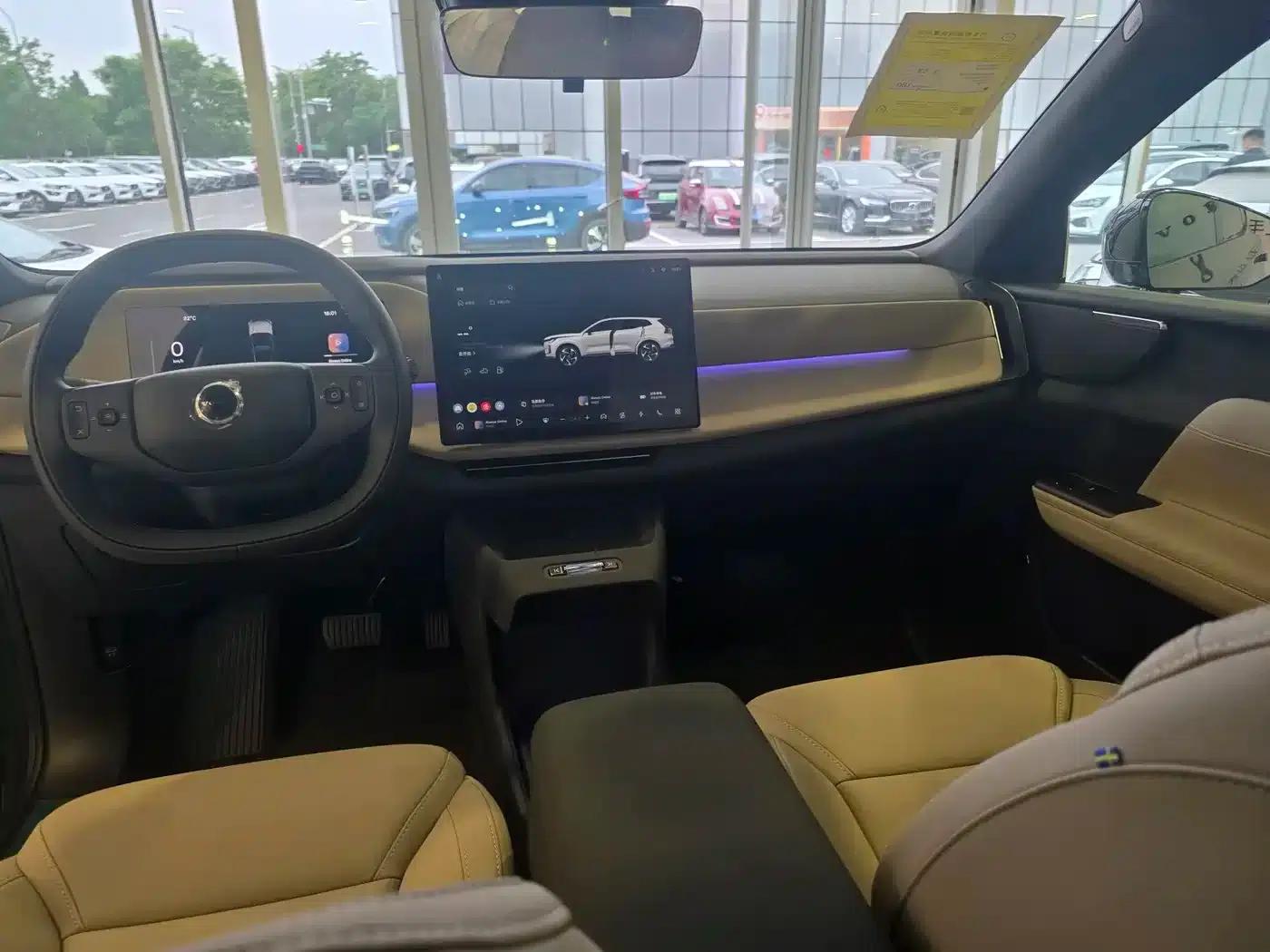 2026 Volvo XC70 Plug-in Hybrid, All-Wheel Drive, Long Range Core — миниатюра 12