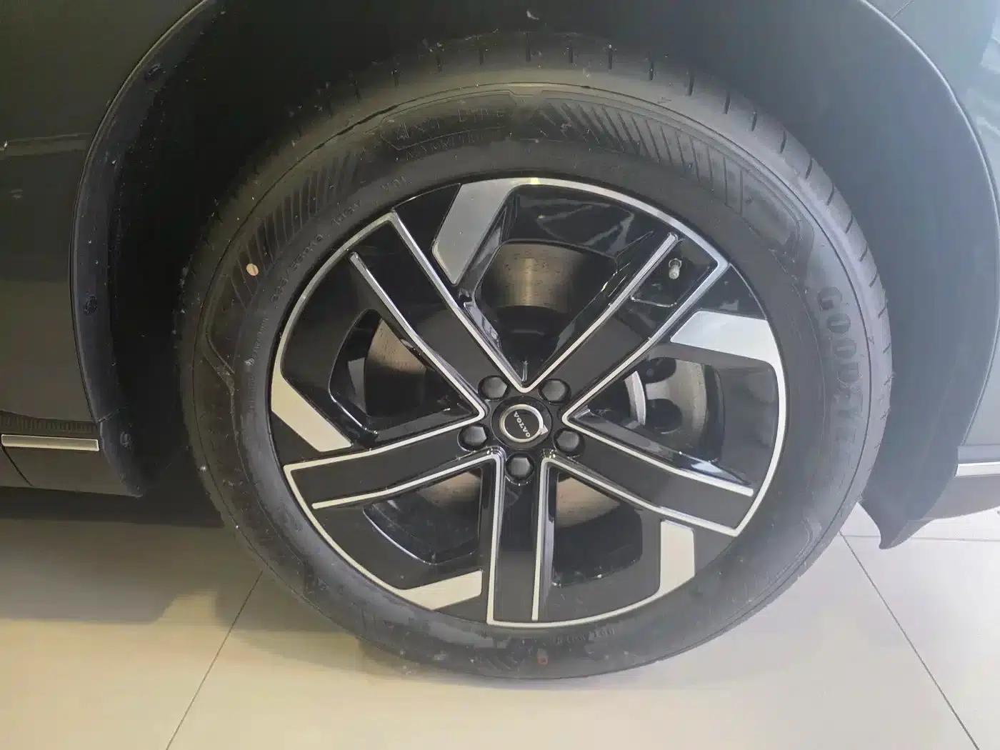 2026 Volvo XC70 Plug-in Hybrid, All-Wheel Drive, Long Range Core — миниатюра 4
