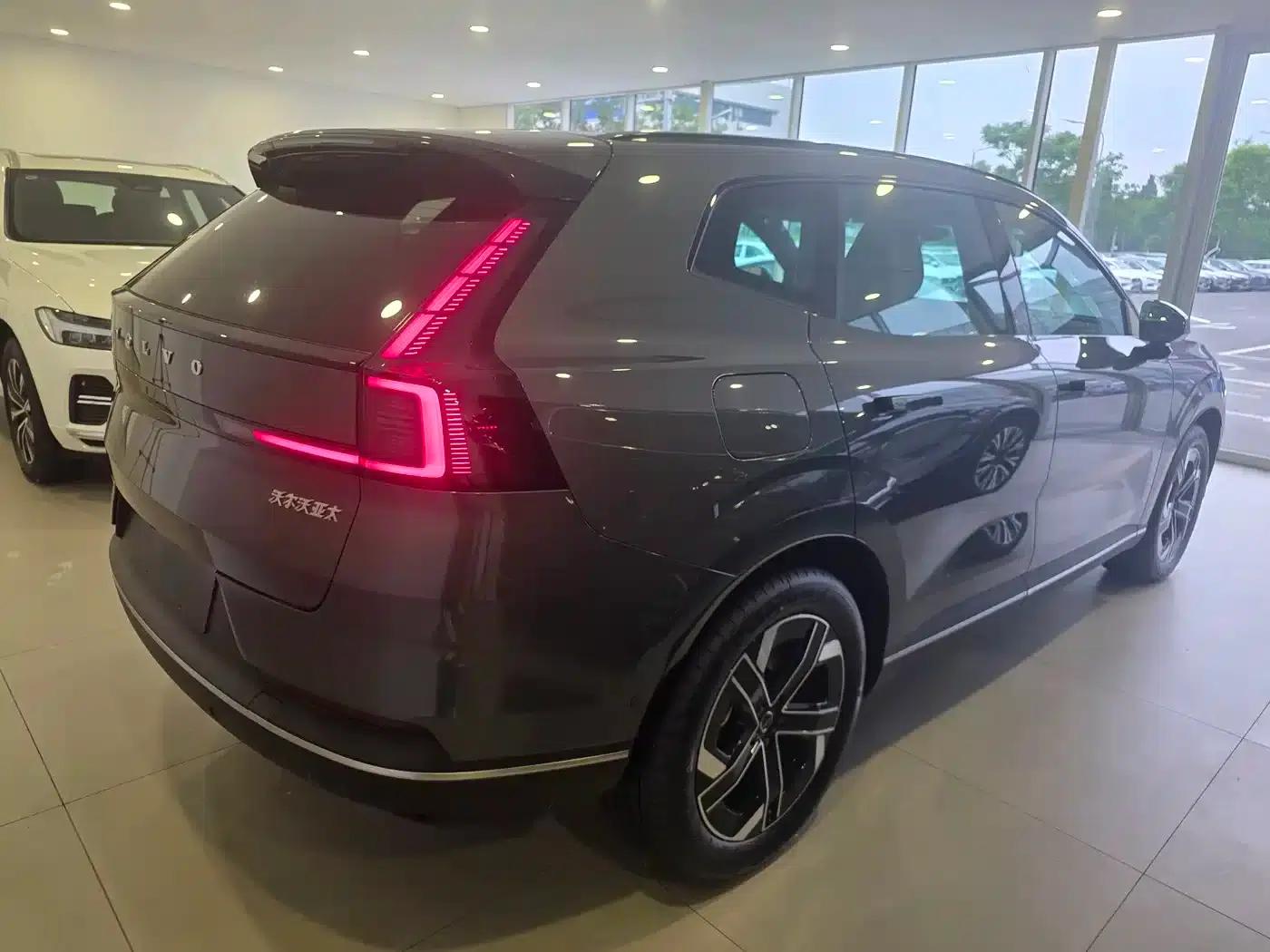 2026 Volvo XC70 Plug-in Hybrid, All-Wheel Drive, Long Range Core — миниатюра 5