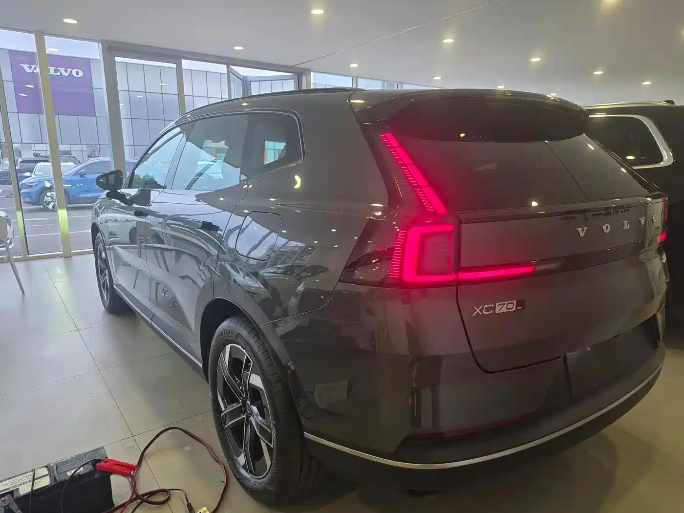 2026 Volvo XC70 Plug-in Hybrid, All-Wheel Drive, Long Range Core — миниатюра 6