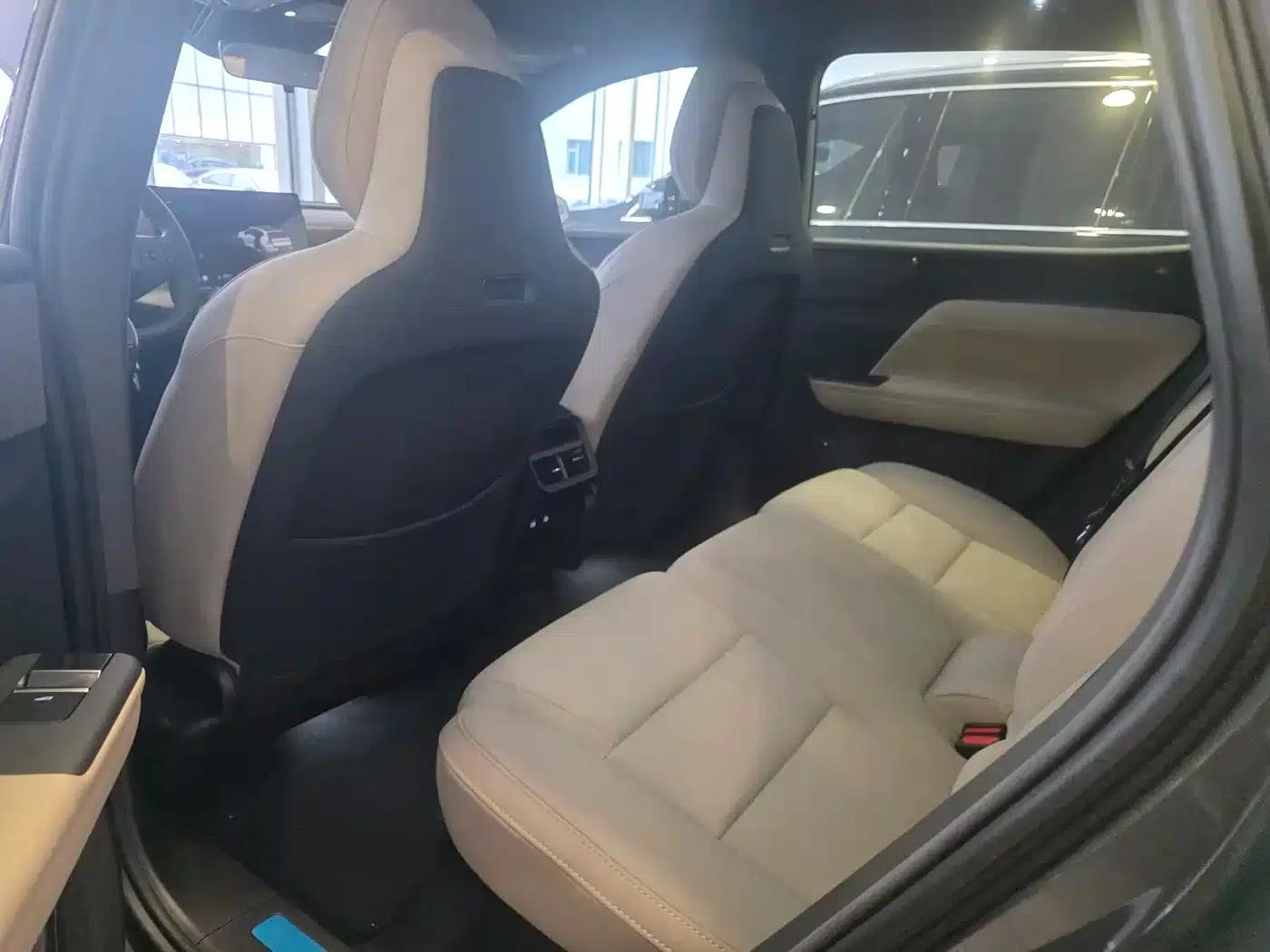 2026 Volvo XC70 Plug-in Hybrid, All-Wheel Drive, Long Range Core — миниатюра 8