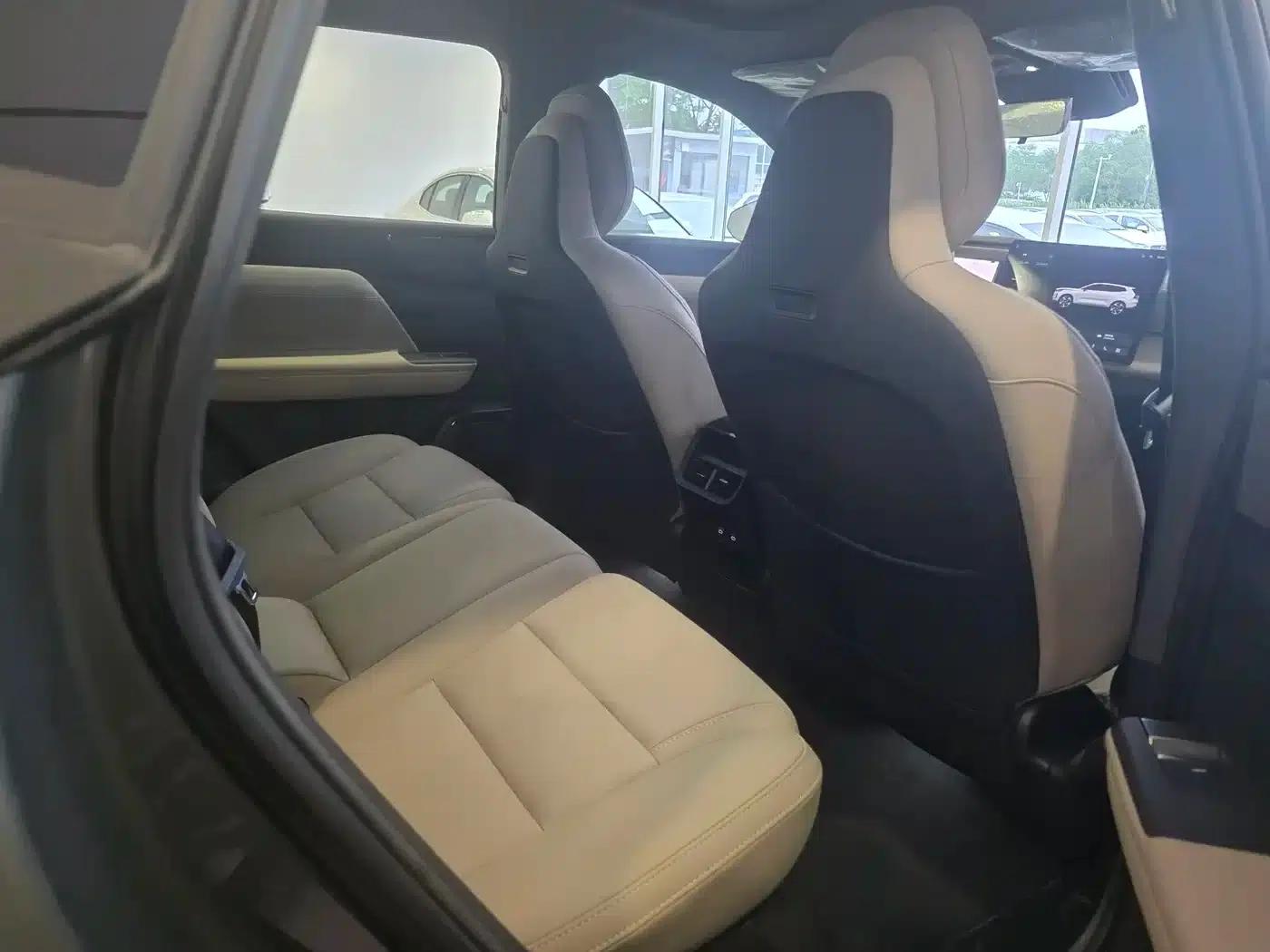 2026 Volvo XC70 Plug-in Hybrid, All-Wheel Drive, Long Range Core — миниатюра 9