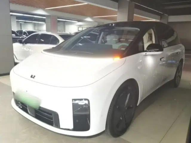 Li Auto i8 2025 Model Standard Version