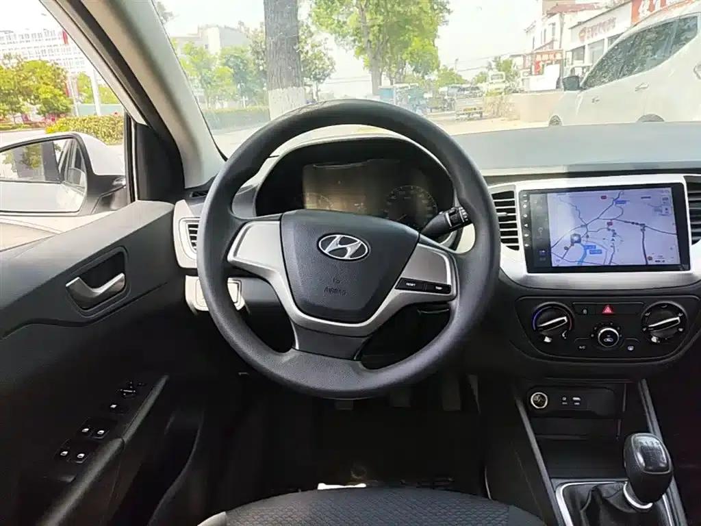 2016 Hyundai Verna 1.4L Manual GLS Cool Edition — миниатюра 11