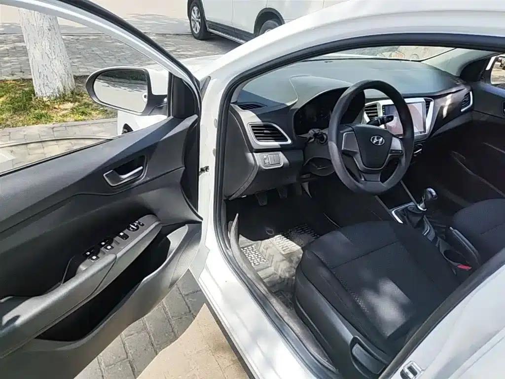 2016 Hyundai Verna 1.4L Manual GLS Cool Edition — миниатюра 16