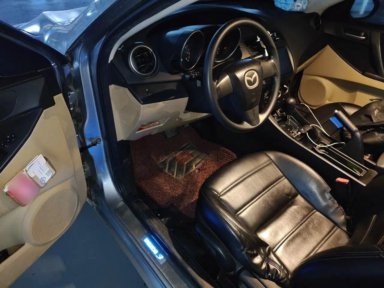 Mazda 3 2011 Sedan 1.6L Automatic Comfort Model — миниатюра 17