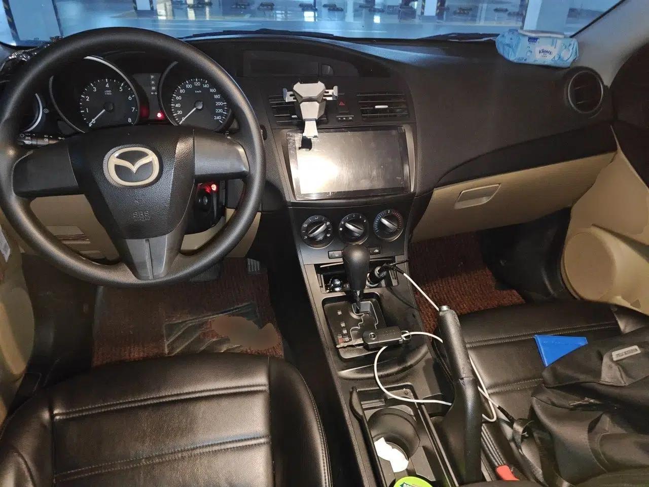 Mazda 3 2011 Sedan 1.6L Automatic Comfort Model — миниатюра 10