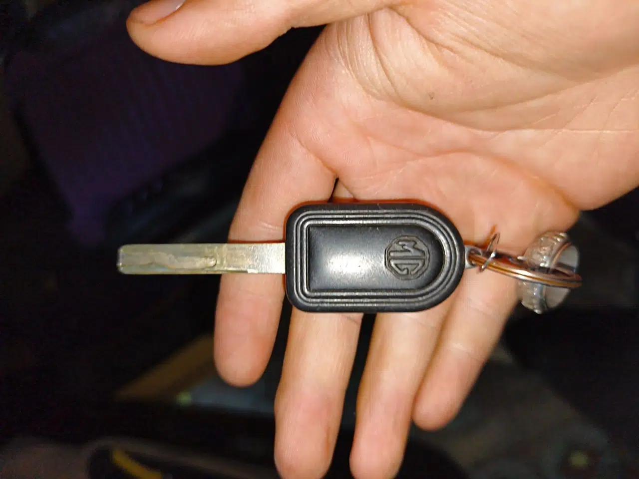 MG 3 2011 1.3L Manual Comfort Edition — миниатюра 9