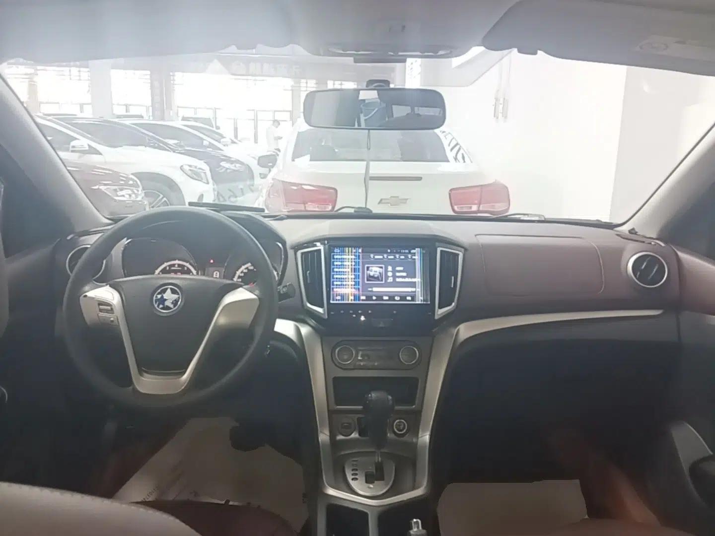 Venucia T70X 2015 2.0L CVT SmartFun Sport Edition — миниатюра 13