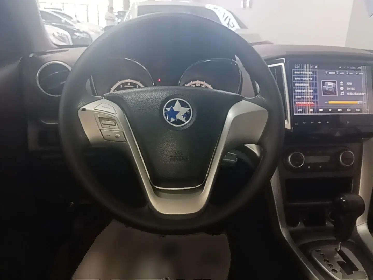 Venucia T70X 2015 2.0L CVT SmartFun Sport Edition — миниатюра 14