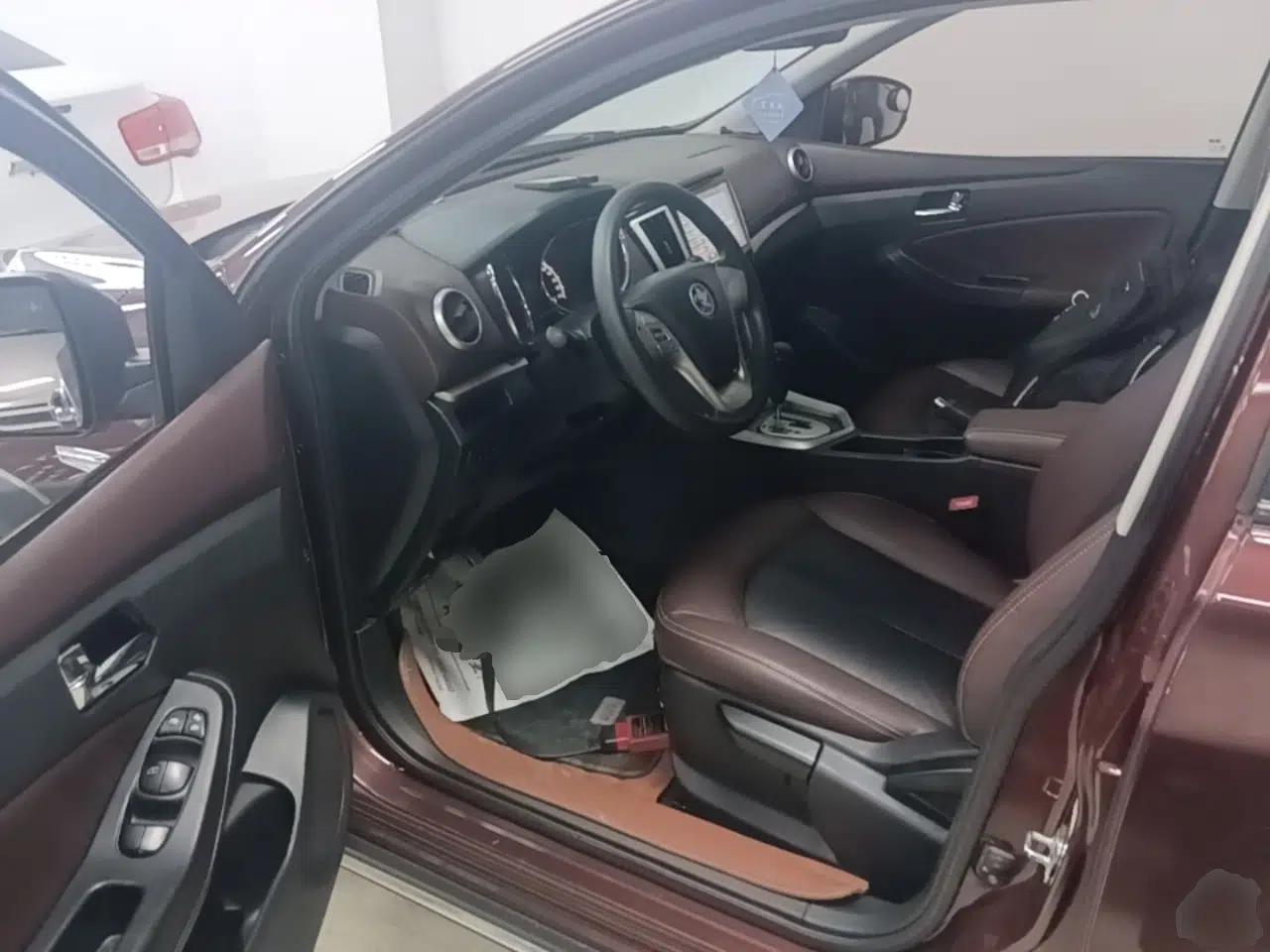 Venucia T70X 2015 2.0L CVT SmartFun Sport Edition — миниатюра 19
