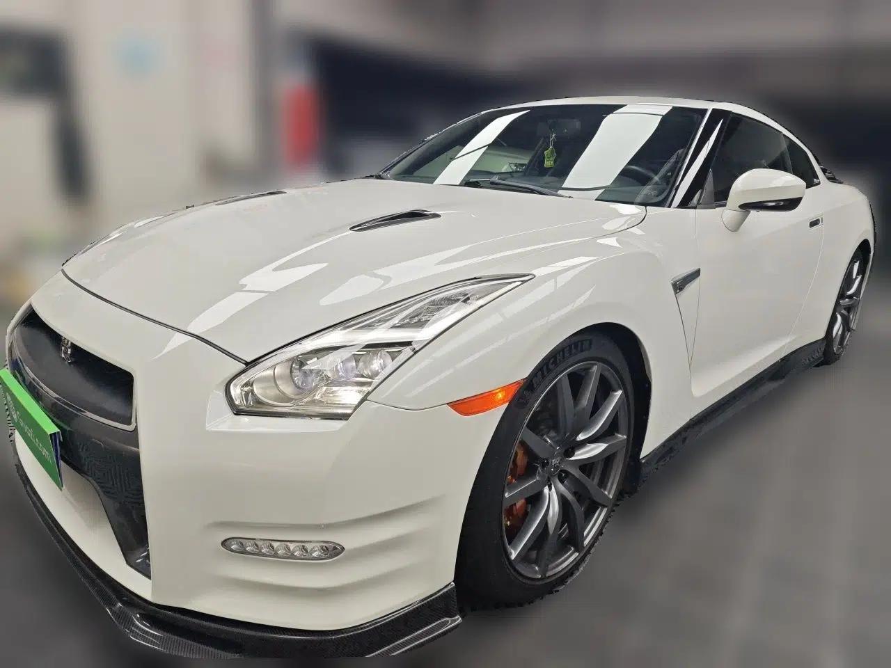 Nissan GT-R  — миниатюра 1