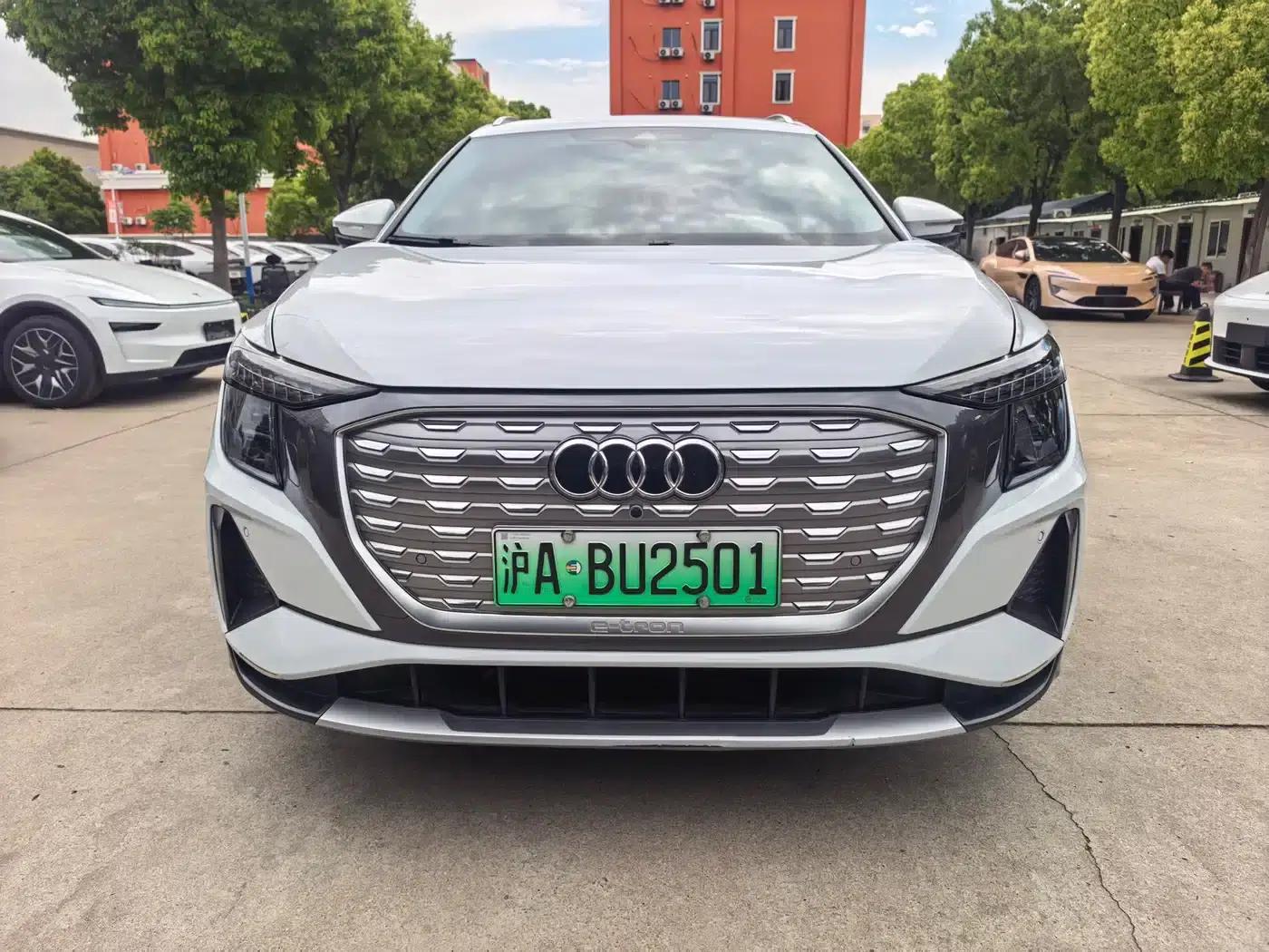 Audi Q5 e-tron 2022 Model 40 e-tron Star Edition - Fashion Set — миниатюра 1