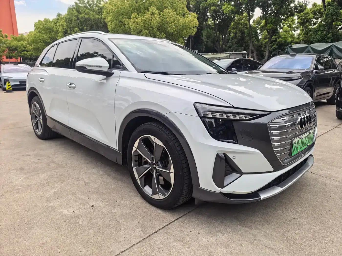 Audi Q5 e-tron 2022 Model 40 e-tron Star Edition - Fashion Set — миниатюра 2