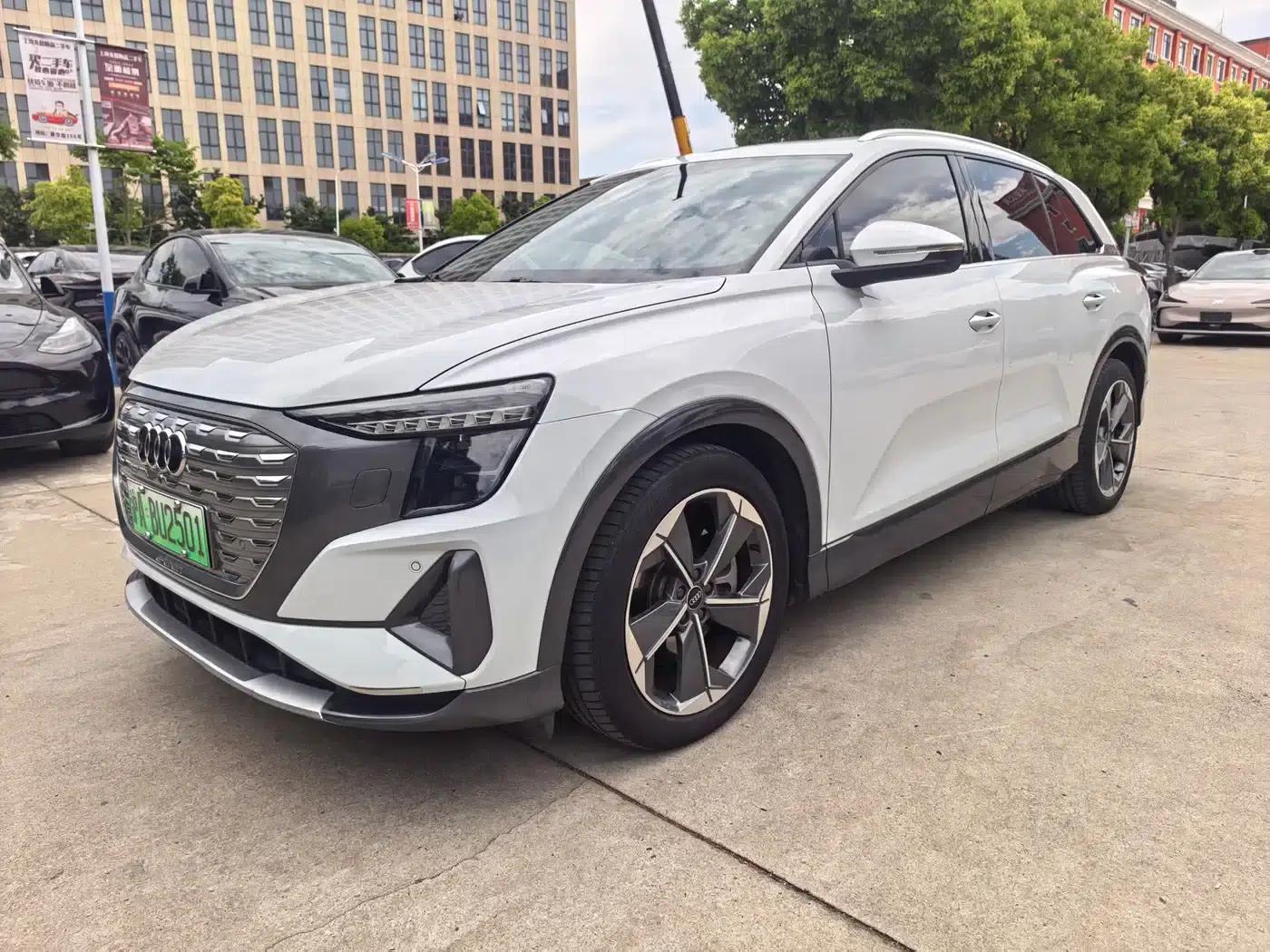 Audi Q5 e-tron 2022 Model 40 e-tron Star Edition - Fashion Set — миниатюра 3