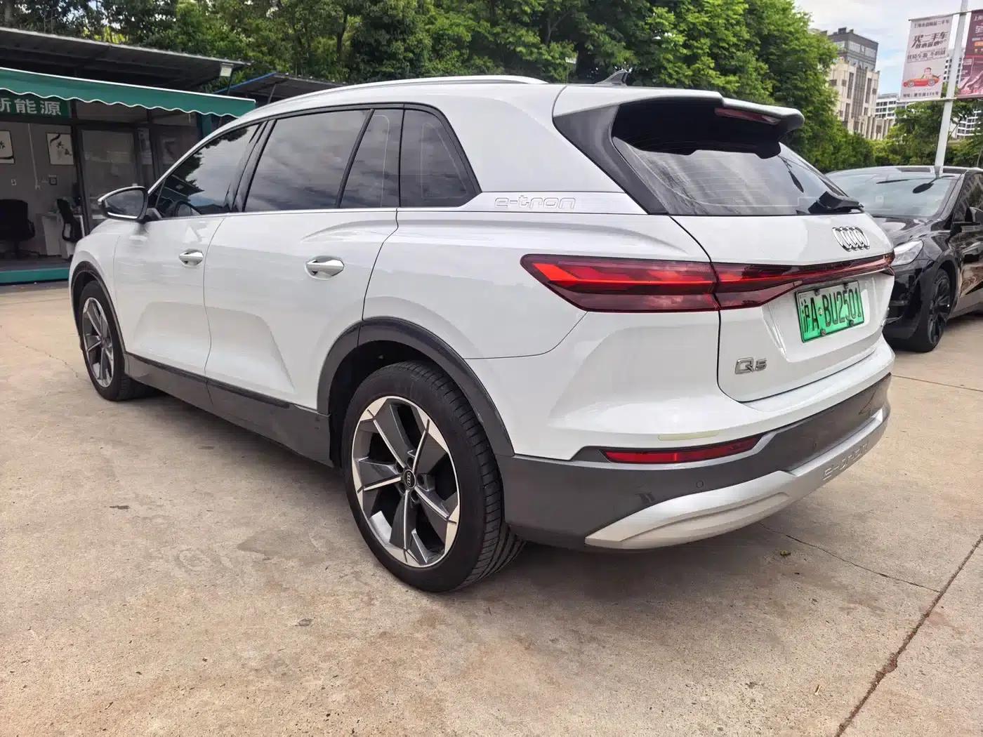 Audi Q5 e-tron 2022 Model 40 e-tron Star Edition - Fashion Set — миниатюра 4