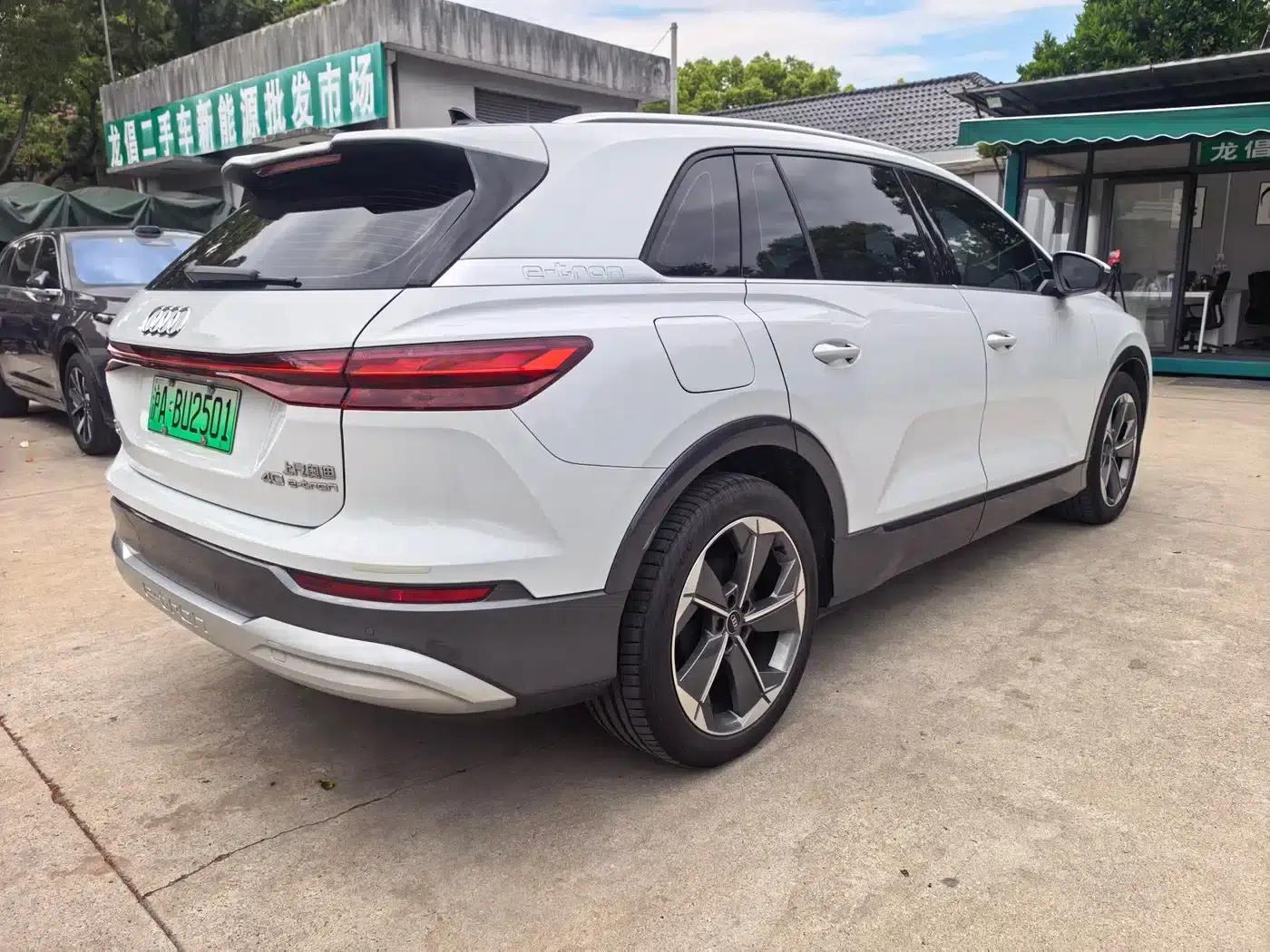 Audi Q5 e-tron 2022 Model 40 e-tron Star Edition - Fashion Set — миниатюра 5
