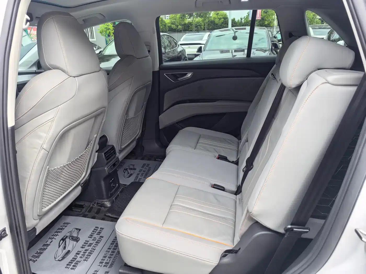 Audi Q5 e-tron 2022 Model 40 e-tron Star Edition - Fashion Set — миниатюра 7