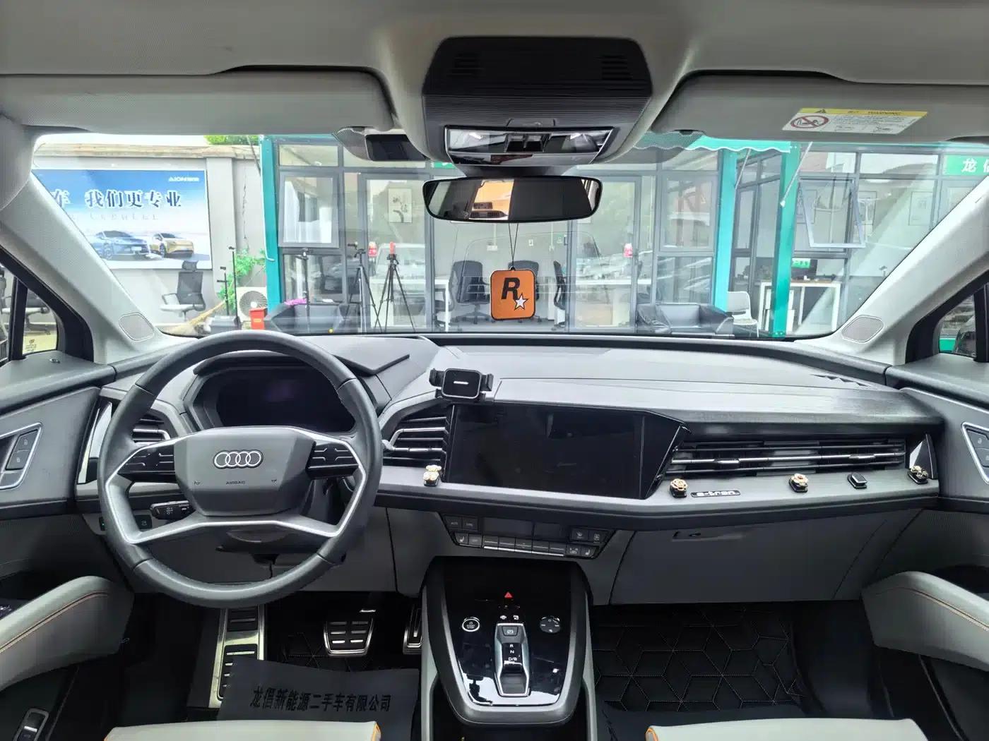 Audi Q5 e-tron 2022 Model 40 e-tron Star Edition - Fashion Set — миниатюра 8