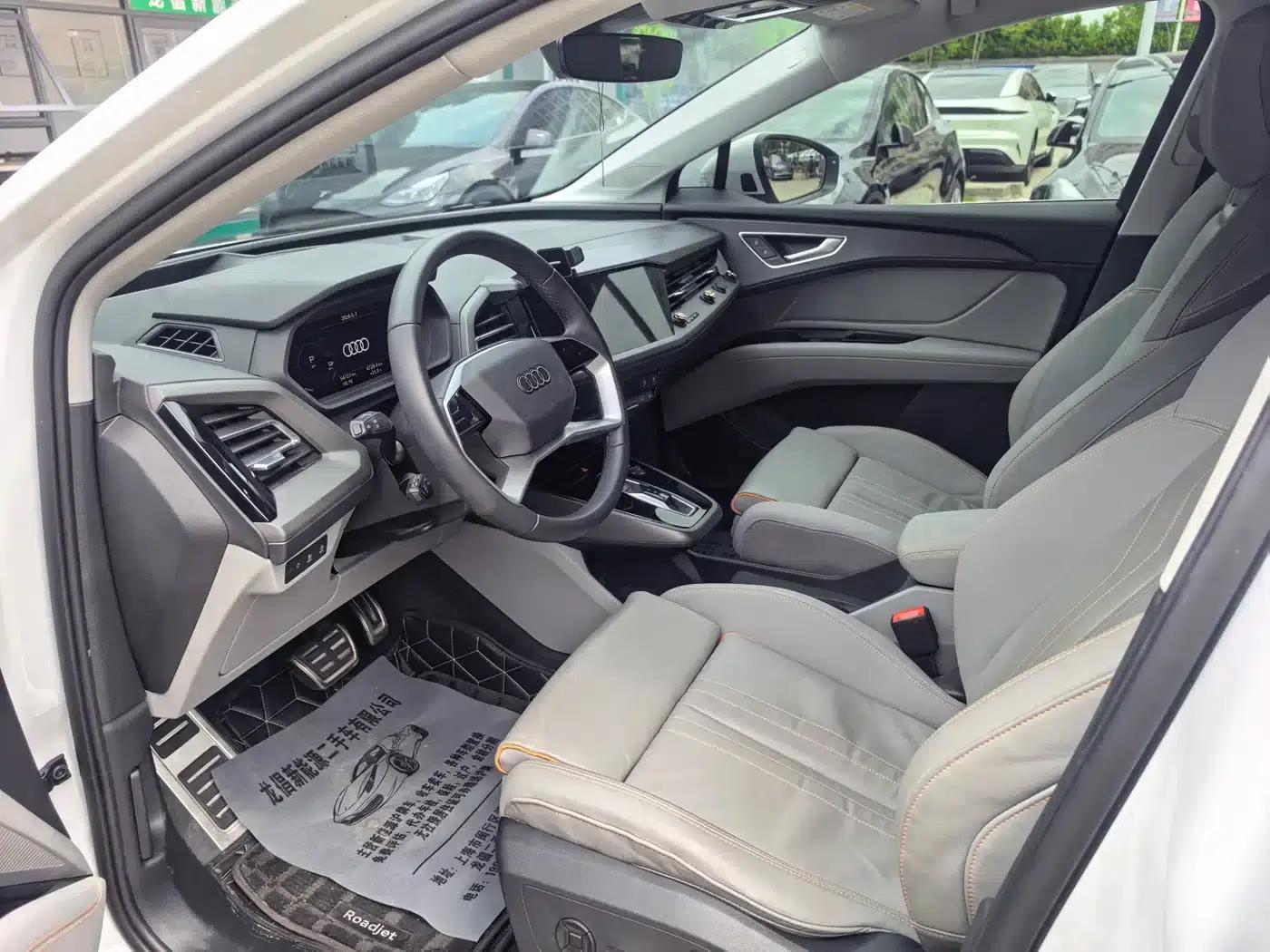 Audi Q5 e-tron 2022 Model 40 e-tron Star Edition - Fashion Set — миниатюра 9