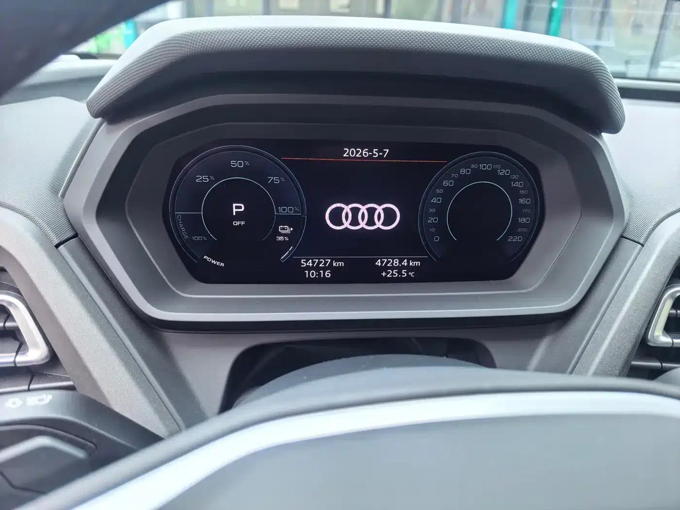 Audi Q5 e-tron 2022 Model 40 e-tron Star Edition - Fashion Set — миниатюра 10