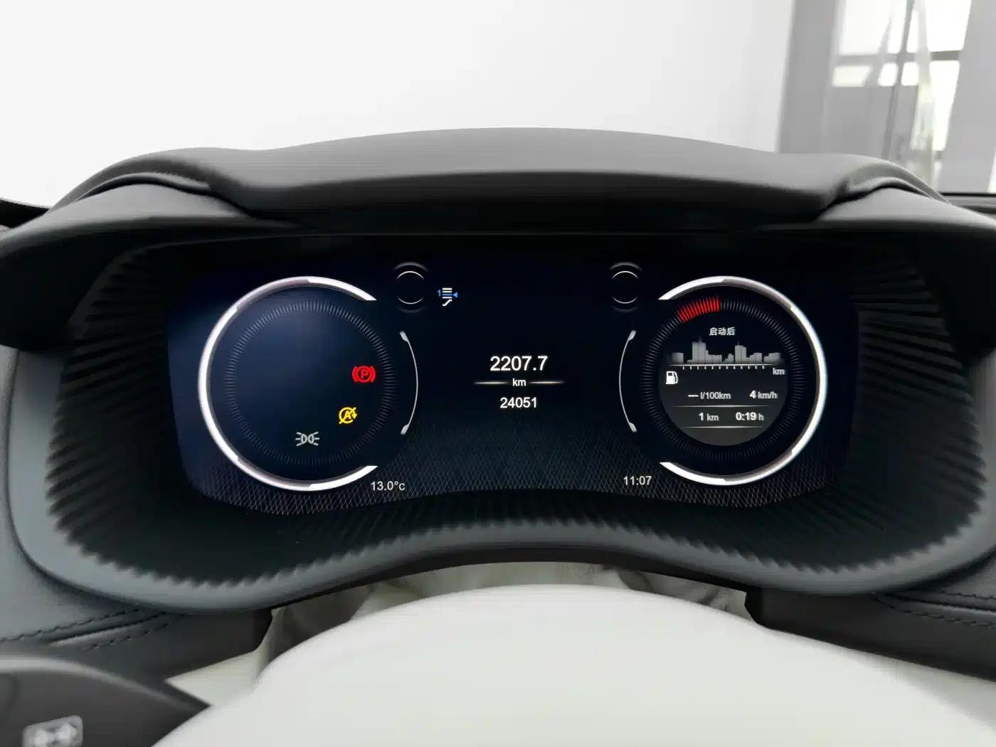Aston Martin DBX 2020 4.0T V8 — миниатюра 12