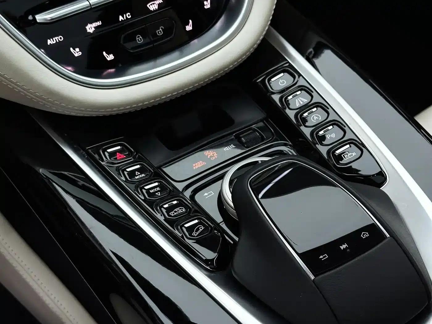 Aston Martin DBX 2020 4.0T V8 — миниатюра 14