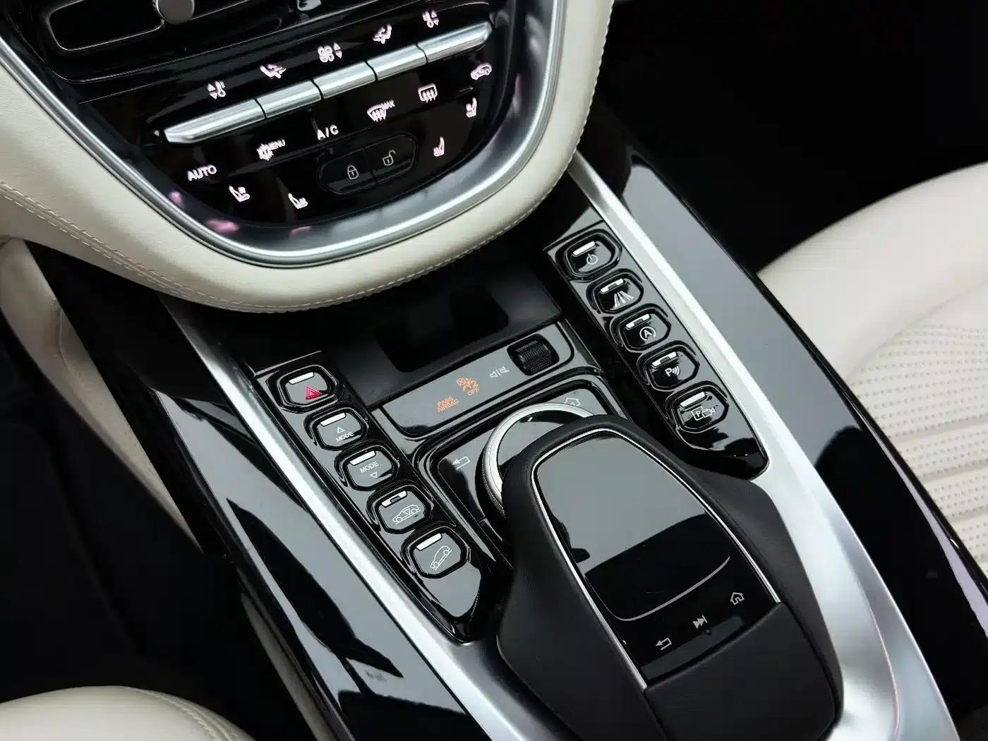 Aston Martin DBX 2020 4.0T V8 — миниатюра 15