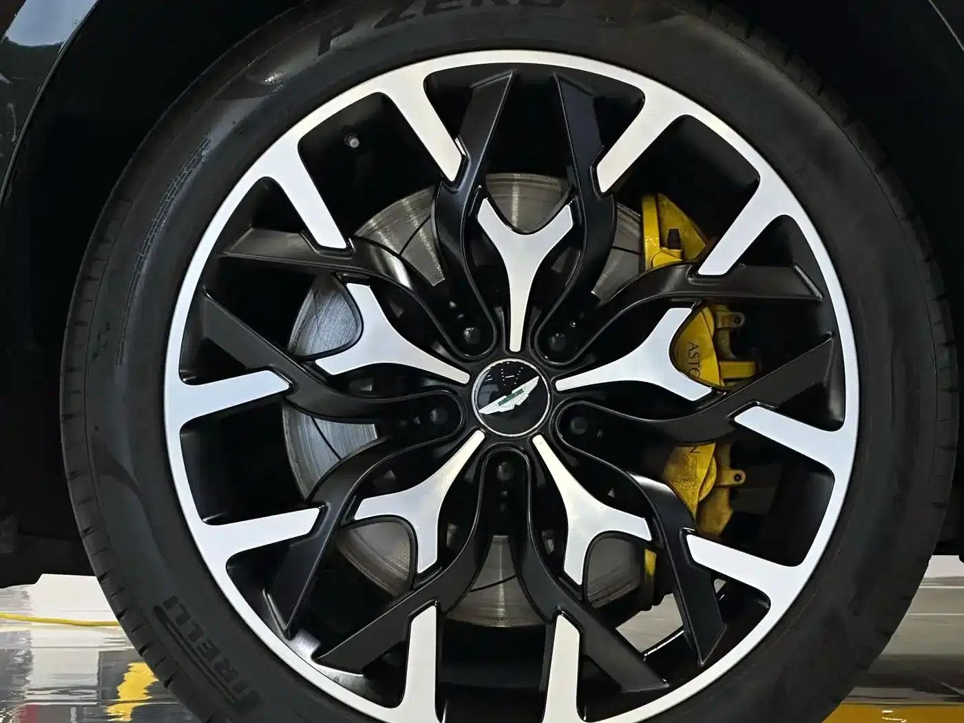 Aston Martin DBX 2020 4.0T V8 — миниатюра 7