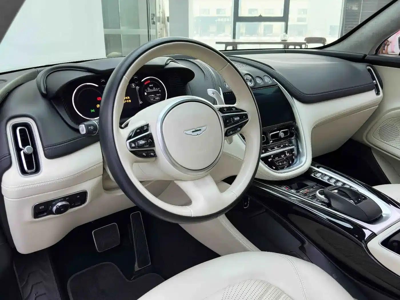 Aston Martin DBX 2020 4.0T V8 — миниатюра 10