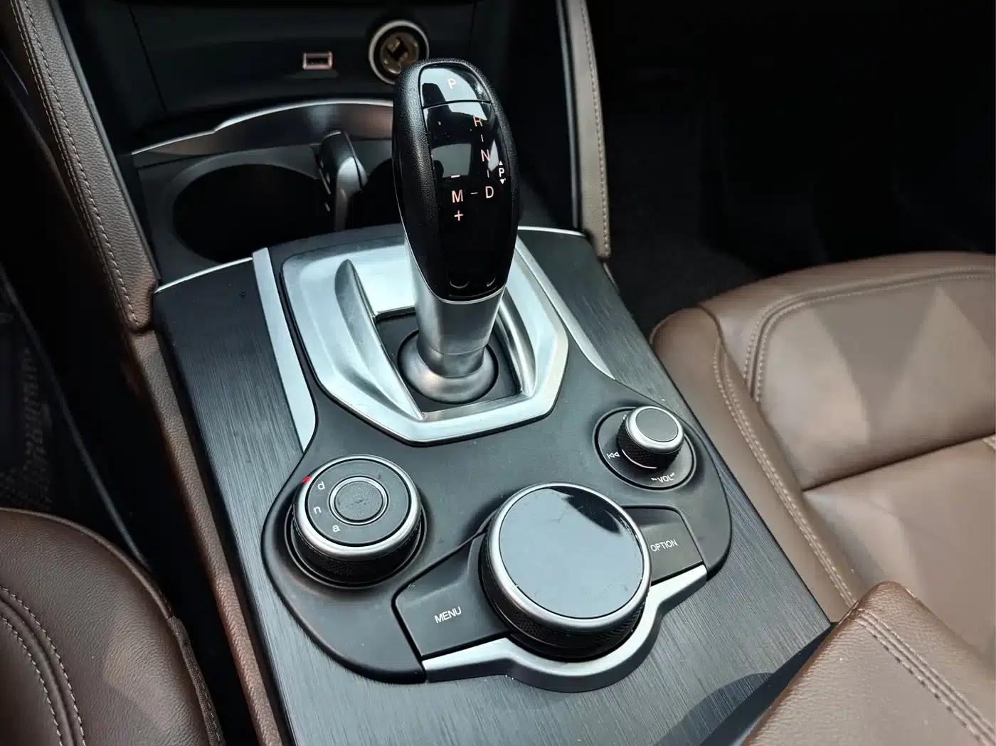 2017 Stelvio 2.0T 200HP Luxury Edition — миниатюра 16