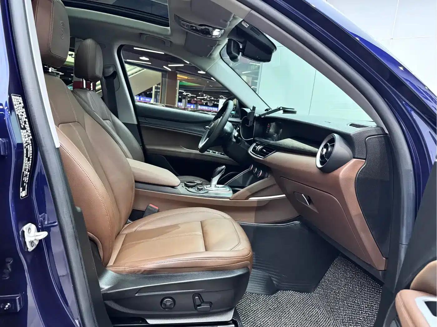2017 Stelvio 2.0T 200HP Luxury Edition — миниатюра 17