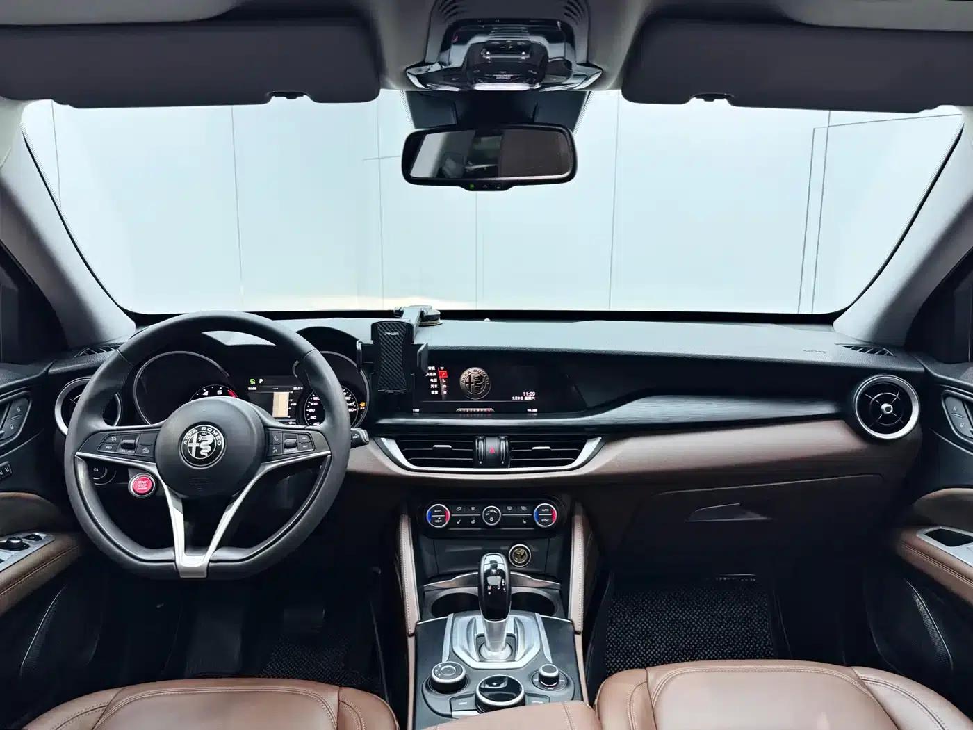 2017 Stelvio 2.0T 200HP Luxury Edition — миниатюра 19