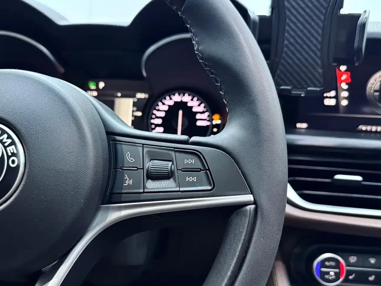 2017 Stelvio 2.0T 200HP Luxury Edition — миниатюра 21
