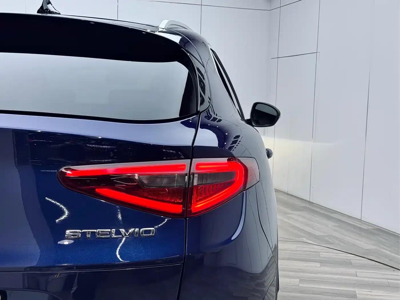 2017 Stelvio 2.0T 200HP Luxury Edition — миниатюра 25