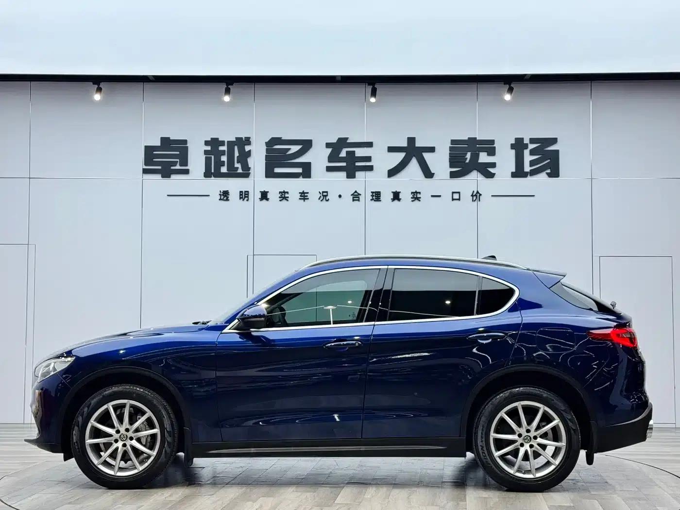 2017 Stelvio 2.0T 200HP Luxury Edition — миниатюра 4