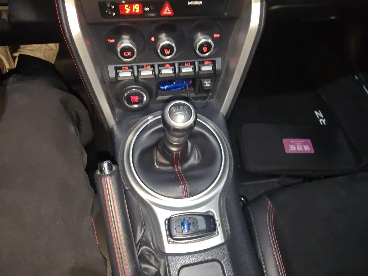 Subaru BRZ 2015 2.0i Manual Model — миниатюра 15