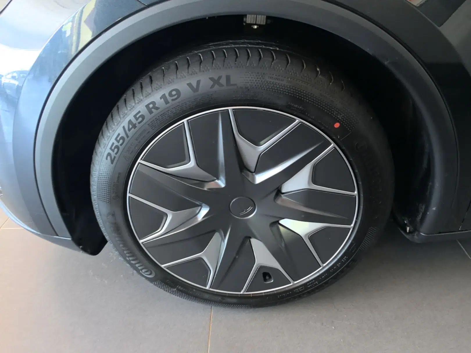 Tesla Model Y L 2025 Model Long-Range All-Wheel-Drive Version — миниатюра 8